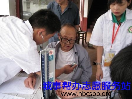志愿者在为老人们检查身体